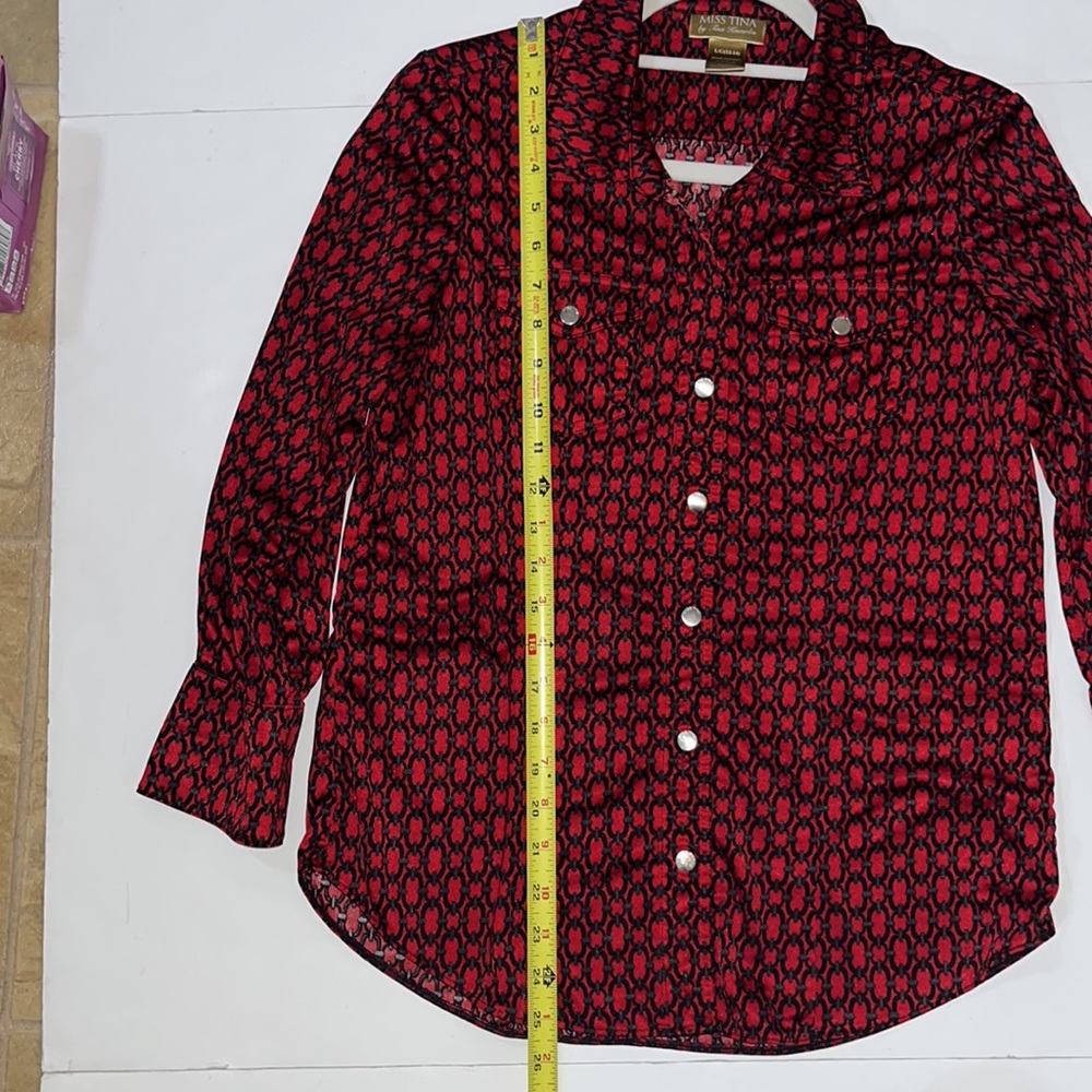 MISS TINA silver snap closure blouse. Large 12/14 Ruby w/ Geo Chain pattern - Picture 6 of 9